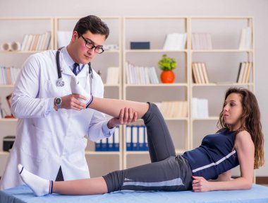 Erkek doktor spor sakatlığıyla ilgileniyor.