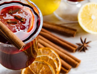 Haşlanmış şarap, yılbaşı masasında servis edilen bardaklarda parlıyor.