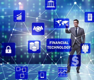 Fintech konseptinde düğmelere basan iş adamı