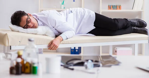 The doctor relaxing after complex surgery in hospital — Stock Photo, Image
