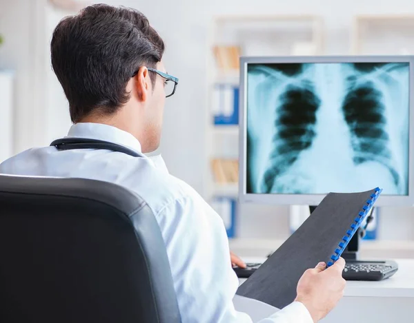 Az orvos radiológus megnézi a röntgenképeket. — Stock Fotó