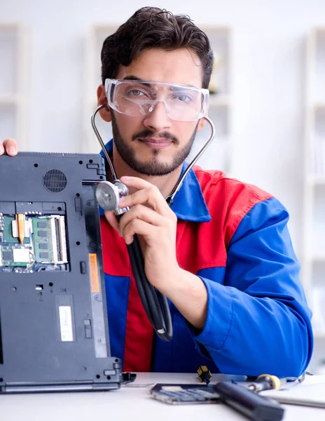 Repairman working in technical support fixing computer laptop tr — Stock Photo, Image