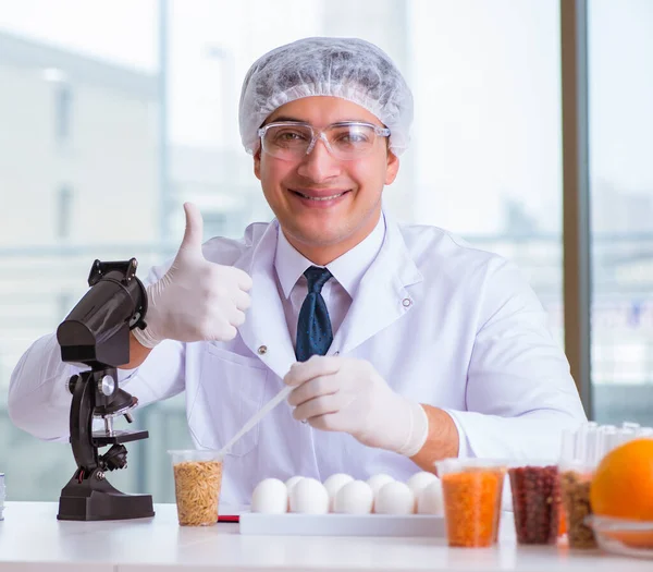 Nutrição especialista em testes de produtos alimentares em laboratório — Fotografia de Stock