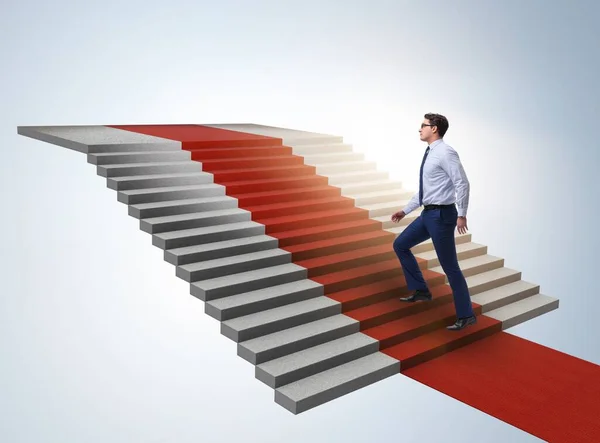 Joven hombre de negocios subir escaleras y alfombra roja — Foto de Stock