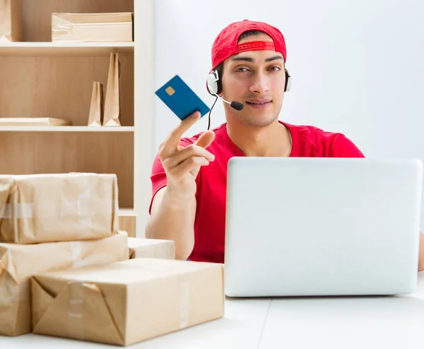 Trabalhador de call center no centro de distribuição de encomendas nos correios — Fotografia de Stock