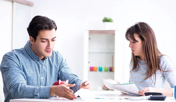 Mladý pár se dívá na rodinné finanční papíry — Stock fotografie