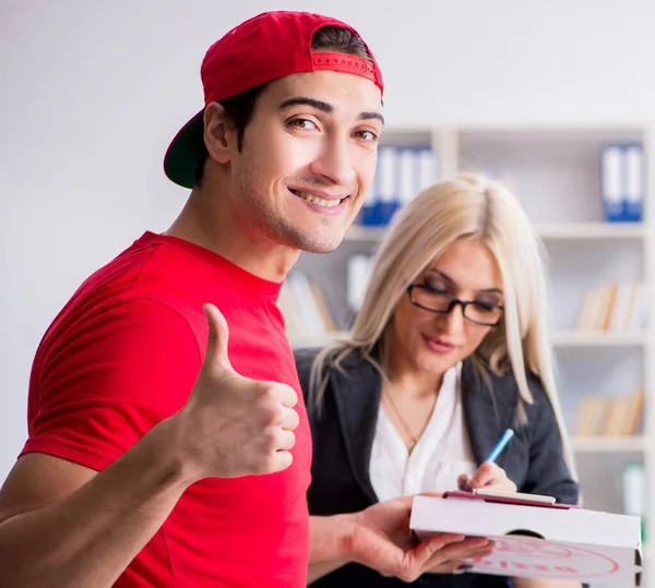 Kvinnan affärskvinna får post paket från kurir — Stockfoto