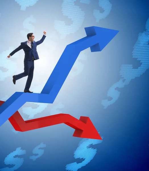 Az üzletember a növekedési és hanyatlási táblázatokkal — Stock Fotó