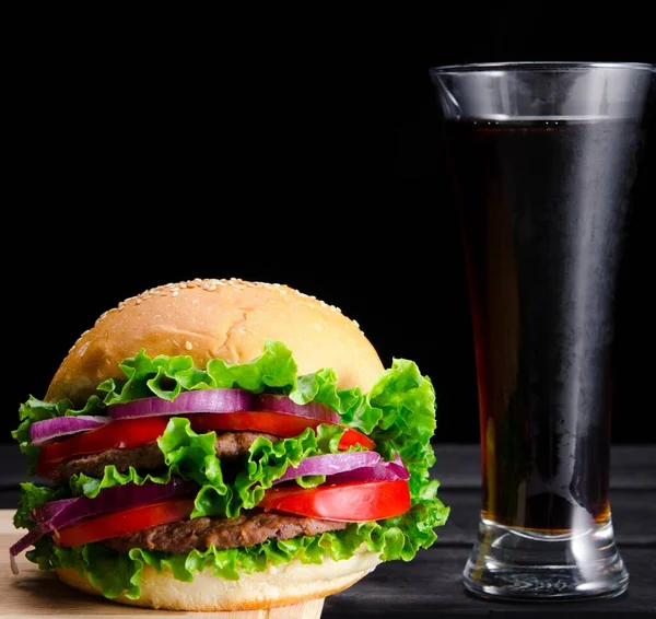 La hamburguesa servida en bollo en concepto de comida rápida nutricional — Foto de Stock