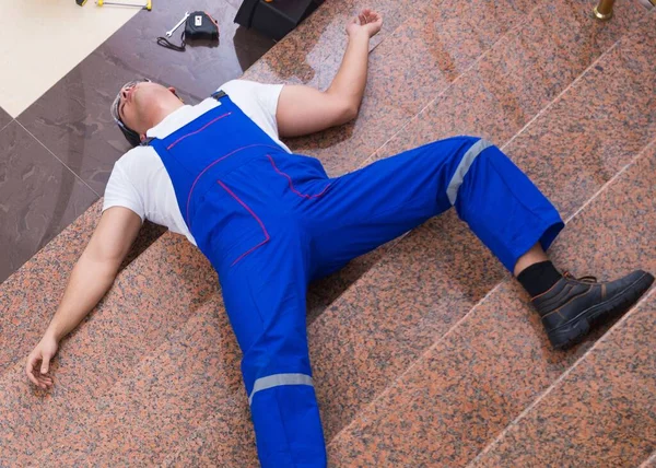 The dead contractor worker felling off the stairs — Stock Photo, Image