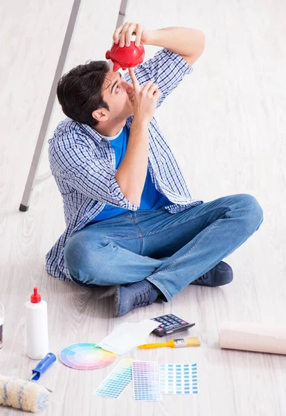 El joven gastando demasiado su presupuesto en un proyecto de renovación — Foto de Stock