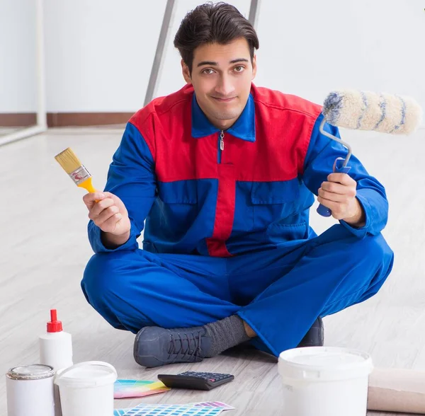 Joven pintor tratando de combinar colores para el trabajo de pintura —  Fotos de Stock