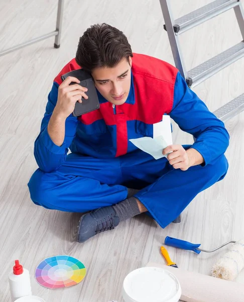 El joven pintor tratando de combinar colores para el trabajo de pintura — Foto de Stock