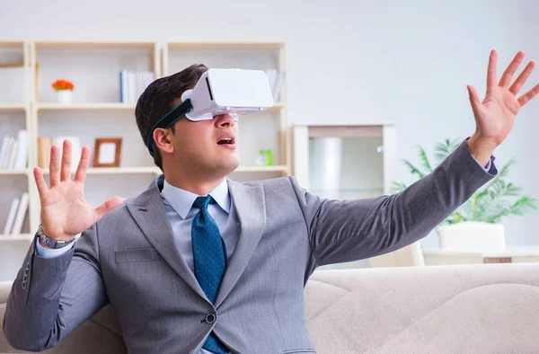Hombre de negocios con gafas de realidad virtual en tecnología moderna co — Foto de Stock