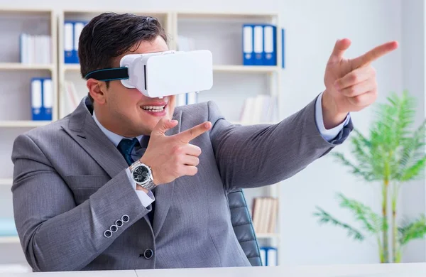 Uomo d'affari con occhiali di realtà virtuale in tecnologia moderna co — Foto Stock