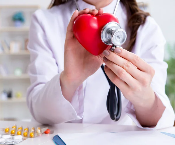 Medico cardiologo con cuore rosso in ospedale — Foto Stock