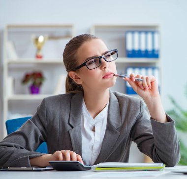 Ofiste çalışan genç iş kadını muhasebeci.