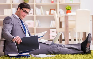 Evdeki katta çalışan işadamı.