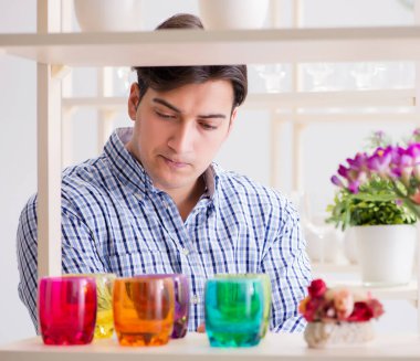 Genç yakışıklı dükkândan alışveriş yapıyor.