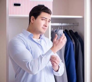 Genç işadamı iş için giyiniyor.