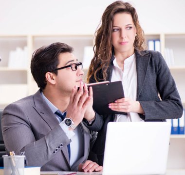 Görevde erkek ve kadınla cinsel taciz kavramı