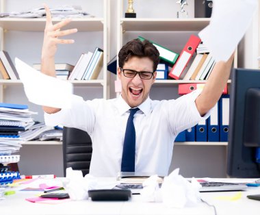 Ofiste kızgın ve korkunç bir işadamı var.