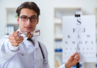 Tıbbi konseptte göz doktoru.