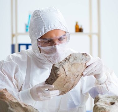 Bilimadamları laboratuarda taş örnekleri arıyor.