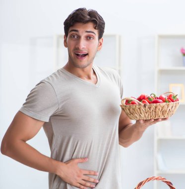 Sağlıklı beslenme ve beslenme konsepti olan genç bir adam