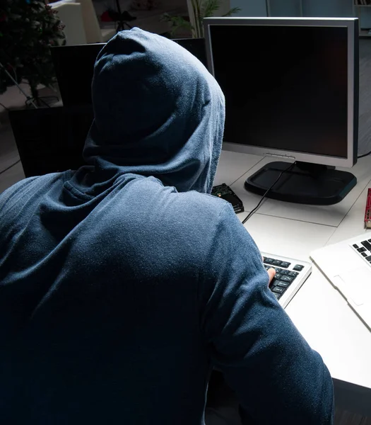 Hacker hacker számítógép éjjel — Stock Fotó
