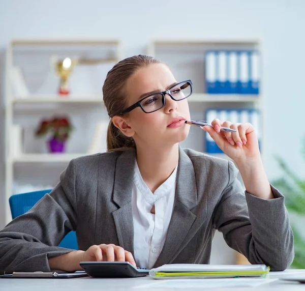 Jeune femme d'affaires comptable travaillant dans le bureau — Photo