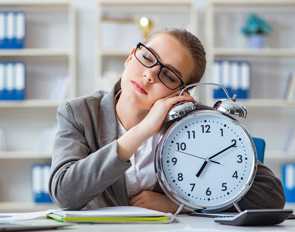 Vrouwelijke zakenvrouw baas accountant werken in het kantoor — Stockfoto