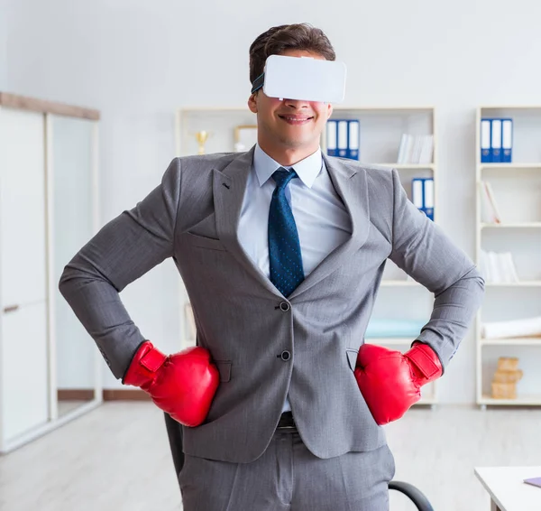 Mann boxt im Büro mit Virtual-Reality-Brille — Stockfoto