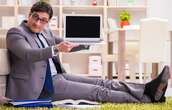 El hombre de negocios que trabaja en el suelo en casa — Foto de Stock