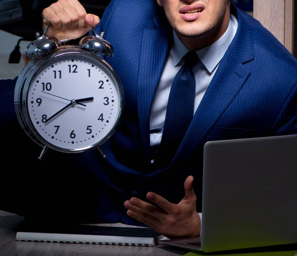 Бизнесмен работает сверхурочно допоздна в офисе — стоковое фото