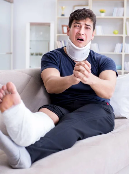 Mężczyzna ranny w wypadku samochodowym dochodzi do siebie w domu po urazie kręgosłupa szyjnego — Zdjęcie stockowe