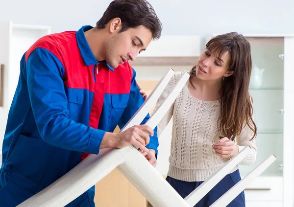 Aannemer reparateur monteren meubels onder vrouw supervisio — Stockfoto