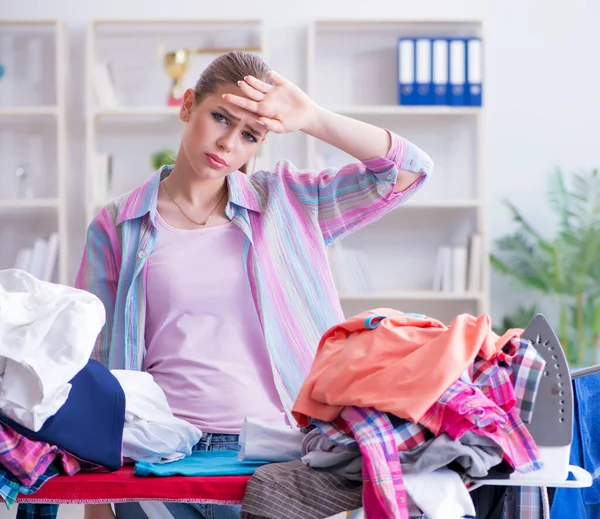 Szomorú nő vasaló ruhák otthon — Stock Fotó