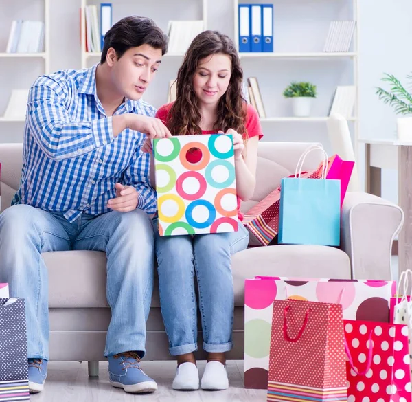 O jovem par depois de fazer compras com muitas malas — Fotografia de Stock