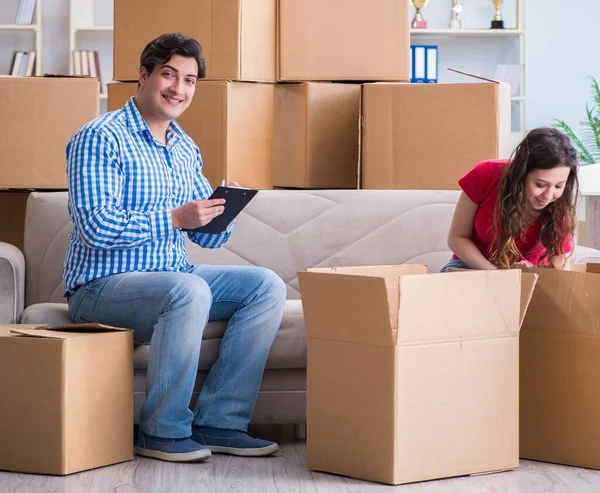 Jovem casal se mudando para casa nova com caixas — Fotografia de Stock