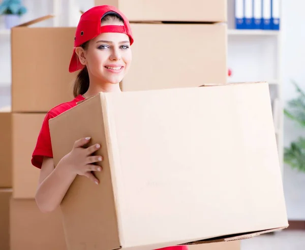 Jonge vrouw levert dozen met persoonlijke bezittingen — Stockfoto