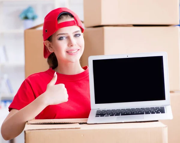 La joven mujer entregando cajas de efectos personales — Foto de Stock