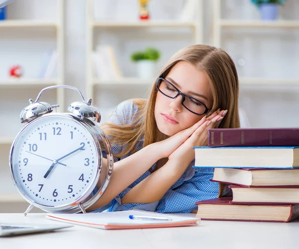 Jonge tiener vrouwelijke student voorbereiding voor examens thuis — Stockfoto