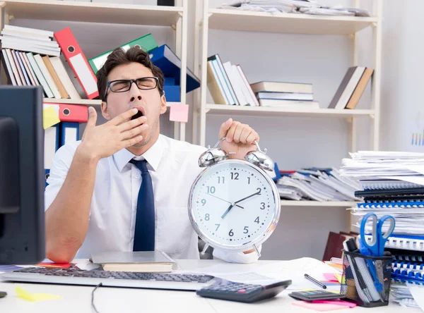 Homme d'affaires travaillant dans le bureau avec des piles de livres et de papiers — Photo