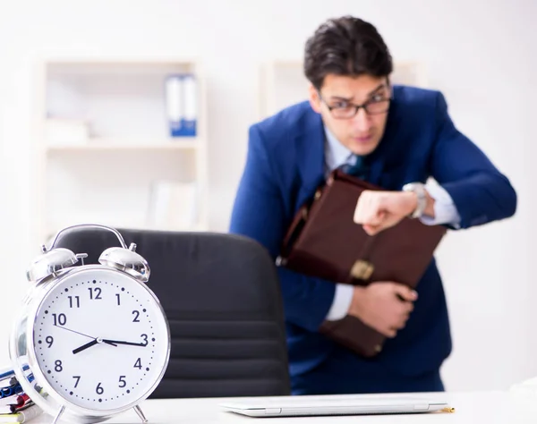 De gehaaste zakenman probeert zich aan de deadline te houden — Stockfoto