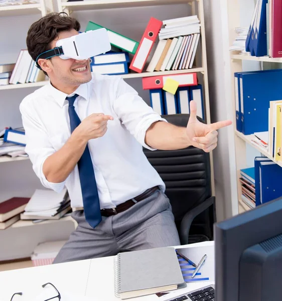 Empregado assistindo filme em óculos de realidade virtual vr — Fotografia de Stock