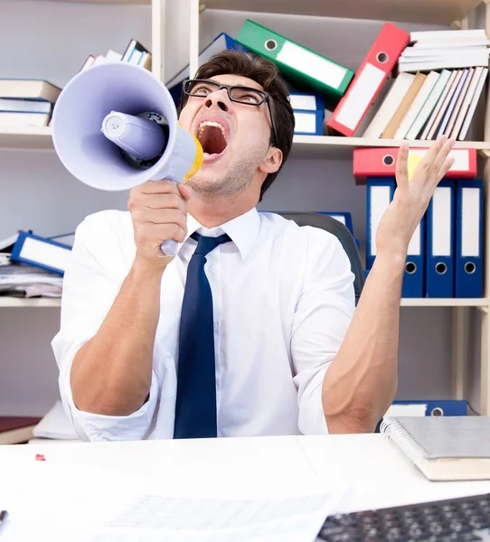 Occupé frustré homme d'affaires en colère dans le bureau — Photo