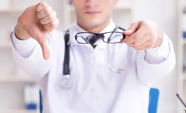 Eye doctor nel concetto medico — Foto Stock