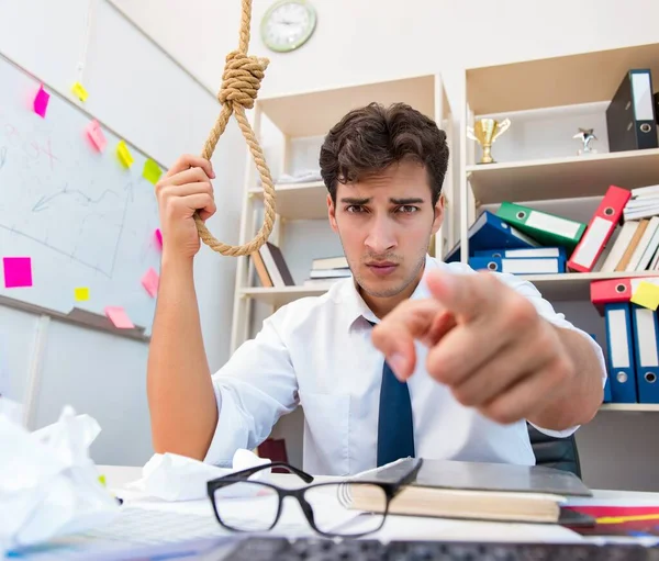 オフィスで怒っている忙しい挫折したビジネスマン — ストック写真