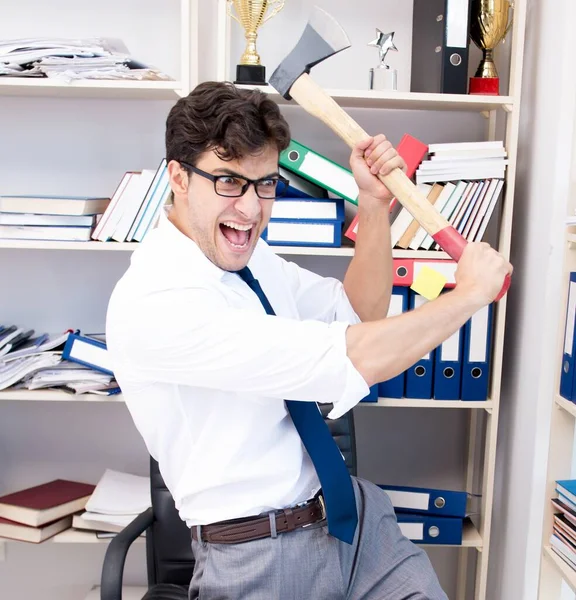 Drukke gefrustreerde zakenman boos in het kantoor — Stockfoto